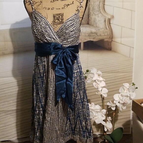 BCBGMAXAZRIA SILK DRESS In Excellent Condition - Picture 1 of 6